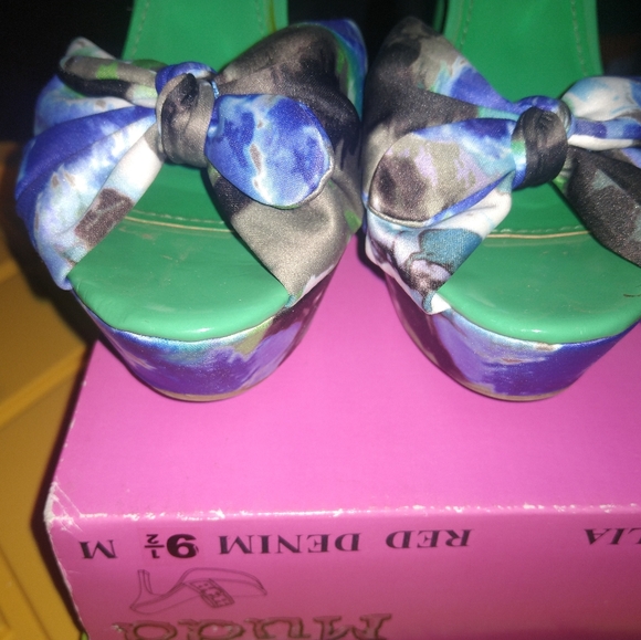 Guess Floral Platform Heels - Size 10 - Picture 3 of 7